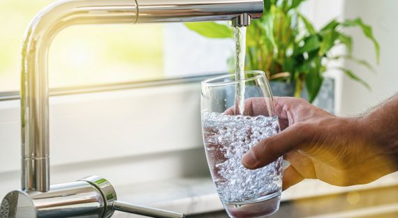 Treba li piti toplu  vodu iz slavine?